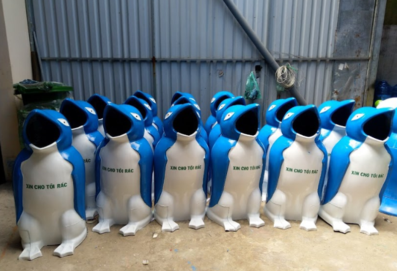 Thùng rác hình chim cánh cụt composite tại Huế